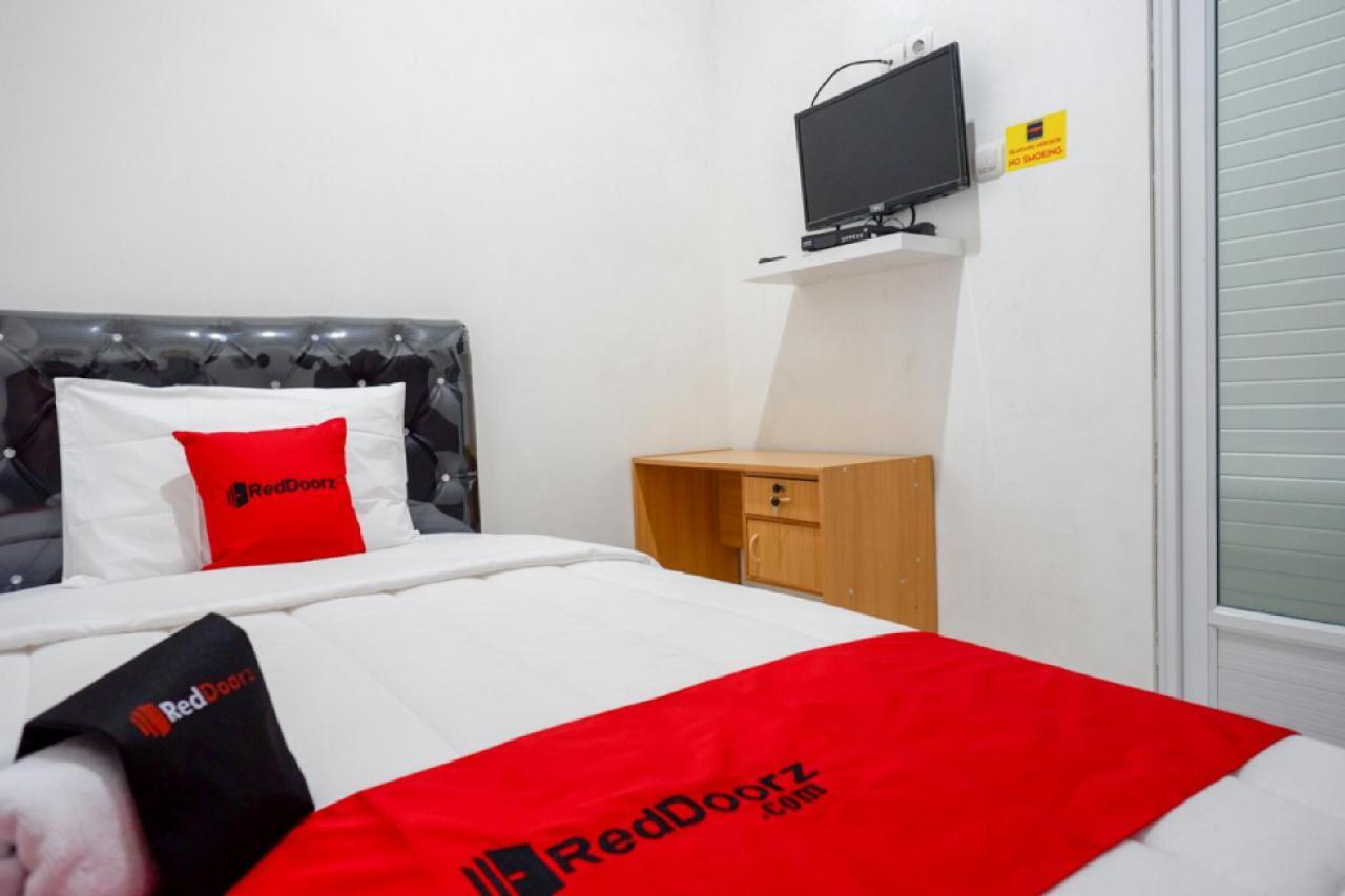 Reddoorz Hostel Near Kota Lama Semarang Exterior photo
