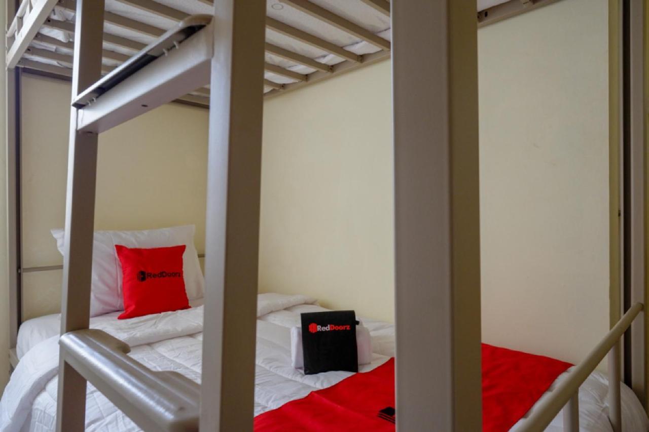 Reddoorz Hostel Near Kota Lama Semarang Exterior photo