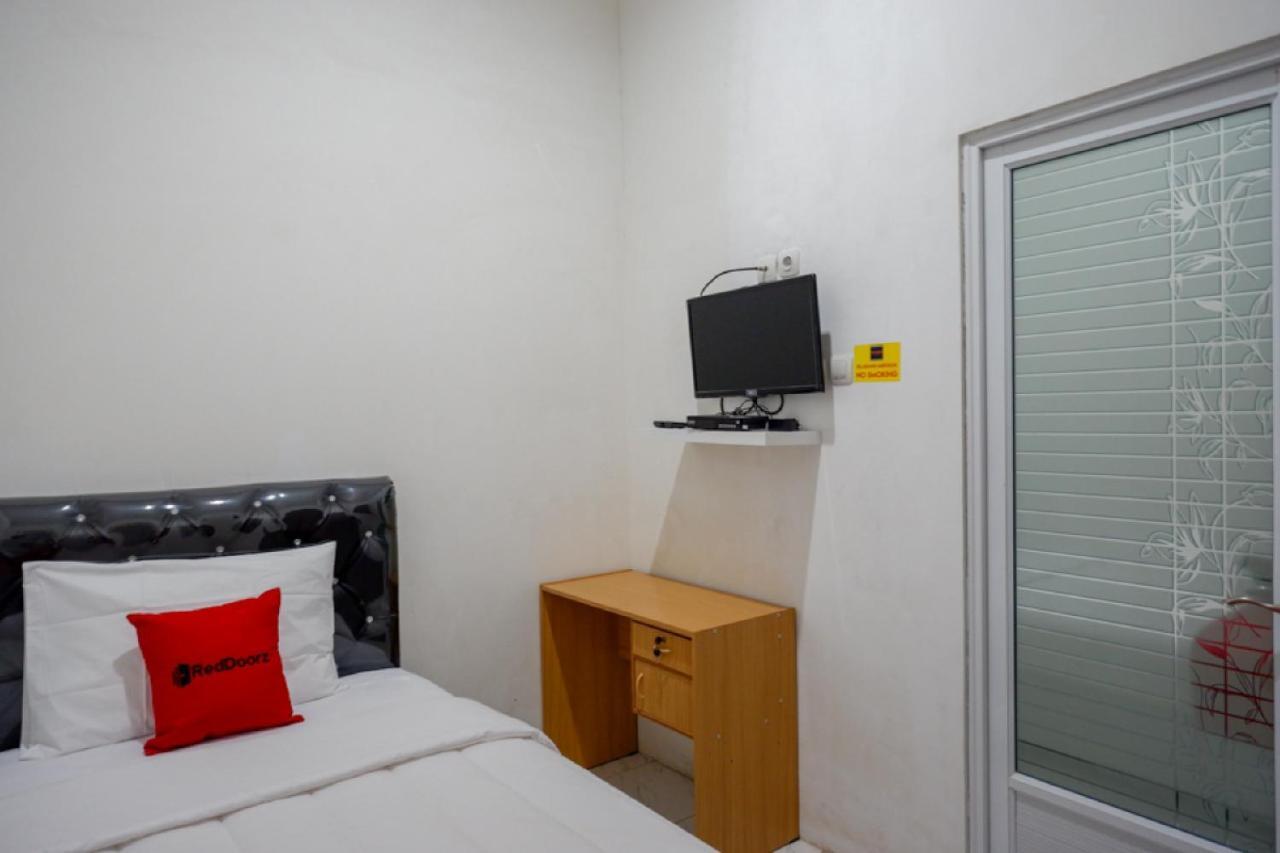 Reddoorz Hostel Near Kota Lama Semarang Exterior photo